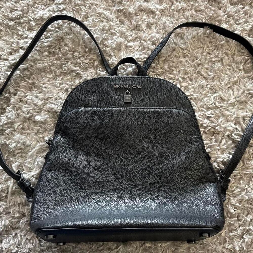 MICHAEL KORS Black leather backpack zipper closure excellent condition